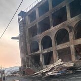 Φωτιά στην ΒΙΠΕΗ: Συνεχίζουν την επιχείρηση μέσα στο καμένο εργοστάσιο οι πυροσβέστες