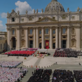 Το ύστατο χαίρε στον Πάπα Φραγκίσκο: Συγκίνηση στο Βατικανό
