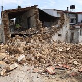 Σεισμόπληκτοι Μινώα Πεδιάδας: "Να κατεδαφιστούν άμεσα τα κόκκινα κτίρια"