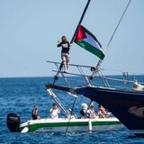 Κρίσιμες οι επόμενες ώρες για το σκάφος Madleen: «Πετάνε drones από πάνω μας»