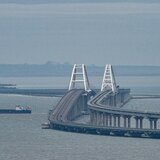 Η ουκρανική υπηρεσία ασφαλείας ανακοίνωσε ότι έπληξε με εκρηκτικά τη γέφυρα της Κριμαίας