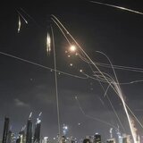 Το Ιράν «απαντάει» στο Ισραήλ με πυραυλική επίθεση