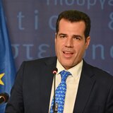 "Δεν είναι φιλοξενία, είναι κράτηση": Η νέα γραμμή Πλεύρη για τους μετανάστες στην Κρήτη