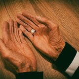 Ο γιατρός που την πήρε τηλέφωνο αποδείχθηκε... απατεώνας!