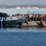 Χειροπέδες σε έναν ανήλικο για τους 40 μετανάστες στους Καλούς Λιμένες