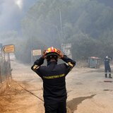 Πύρινη κόλαση στην Αχαΐα: Η φωτιά καίει σπίτια και εργοστάσια - Σε σοβαρή κατάσταση εγκαυματίας