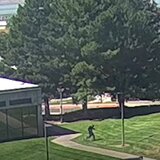 Δολοφονία του Τσάρλι Κερκ: Το FBI δίνει στη δημοσιότητα νέο βίντεο με τον ύποπτο στη στέγη κτιρίου