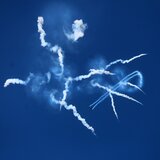 Στον ουρανό του Ηρακλείου η επίδειξη της ομάδας «ΖΕΥΣ» της Πολεμικής Αεροπορίας - Βίντεο και φωτογραφίες