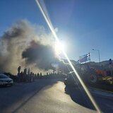 Διαμαρτυρία στον κόμβο της Αγίας Βαρβάρας - Έκλεισαν για λίγο τον δρόμο, έβαλαν φωτιά σε λάστιχα - Φωτογραφίες 