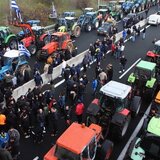 Λαμία: Απέσυραν οι αγρότες τα τρακτέρ από τους παραδρόμους στο μπλόκο του Μπράλου στην Αθηνών - Λαμίας