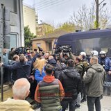 Αγρότες με τρακτέρ έξω από το γραφείο Τσιάρα