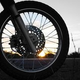 Τροχαίο Κοκκίνη: την τραυμάτισε, σκότωσε το σκυλί της και εγκατέλειψε το σημείο ο δικυκλιστής 