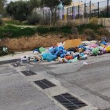 Λόφος από σκουπίδια δίπλα από το 46ο δημοτικό σχολείο